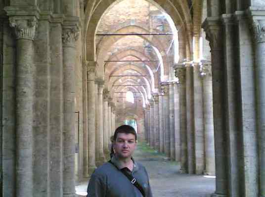 new_new_G Pavat dentro l'abbazia di S Galgano - 2005