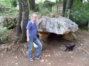 new_8 Nello Rinaldi davanti al presunto dolmen di Cesale-Collepardo - foto Pavat ago 2010
