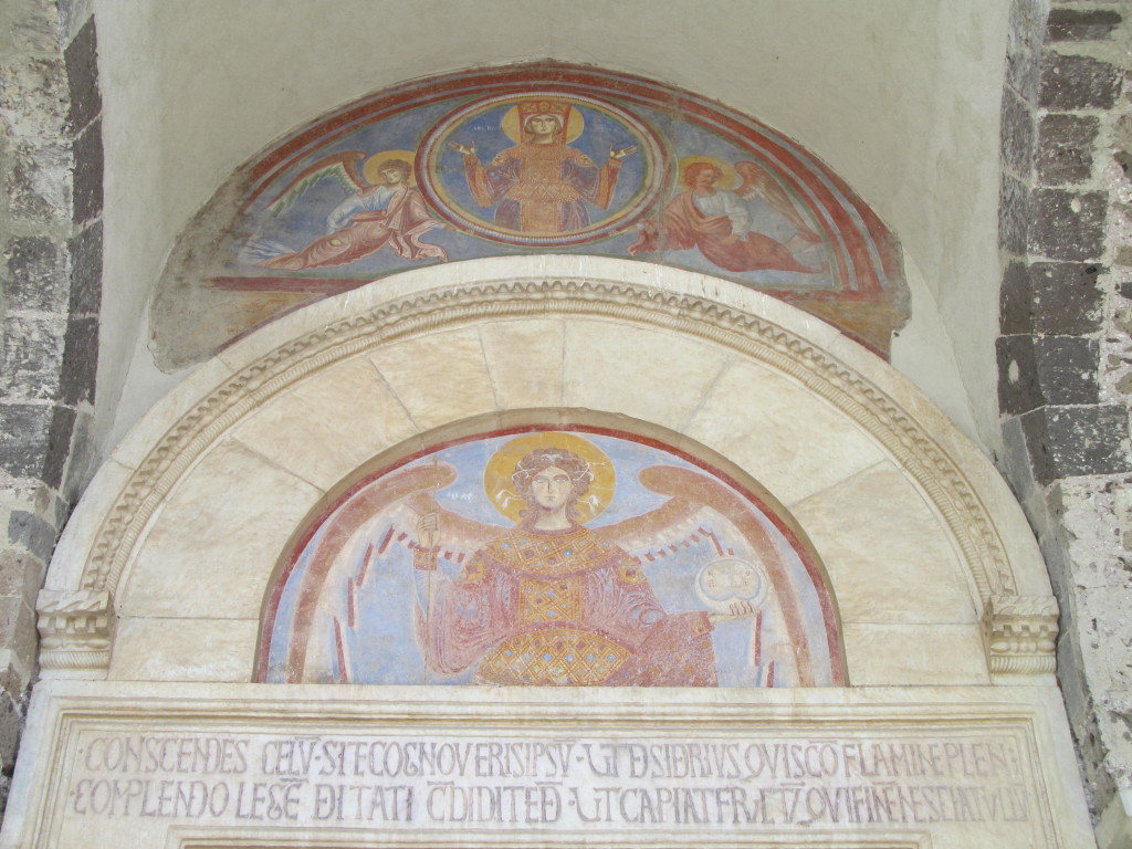 L'Arcangelo Michele nella lunetta della Chiesa - Foto Gaetano Colella
