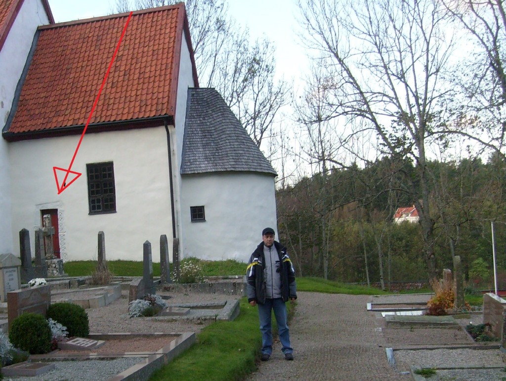 Pavat davanti alla "Bokenas gamla Kyrka". La freccia rossa indica l'ingresso con le "Stelle a 4 punte" - Foto Sonia Palombo