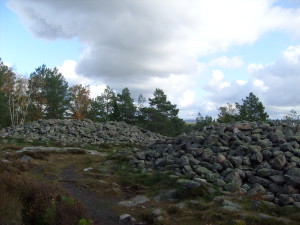 Cairns preistorici sulle colline di Vitlicke nel Bohuslan, Svezia sud-occidentale