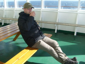 Giancarlo Pavat si gode una tazza di caffè caldo sulla tolda della nave in navigazione nel Baltico