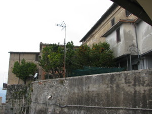 44 Muro di contenimento dei giardini di Palazzo Pecci