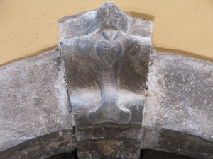8 Corso Italia - Cuore su stemma sopra portale