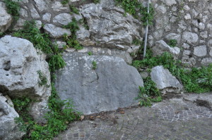 Blocco megalitico nel centro storico di Ceccano
