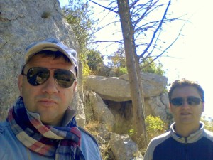 9 Pavat e Paolo Accettola davanti al dolmen