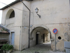 Triplice Cinta sulla porta a bandiera sotto la Volta di via Cesare Battisti