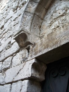 Facciata e decorazioni lapidee dell’ingresso della chiesa di San Giacomo