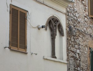 L’elegante bifora con Croce patente in corso Italia