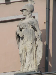 9 Antichi dei a Trieste - Statua di Athena nel Palazzo della Borsa Vecchia