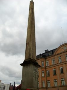 Stockholm - Obelisco di Louis Desprez eretto nel 1799 a fianco della Storkyrkan 2012