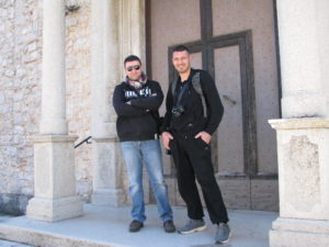 Giancarlo Pavat e Orazio Vignola sul sagrato della chiesa di S. Michele Arcangelo a Pisterzo (LT) – foto G. Pavat